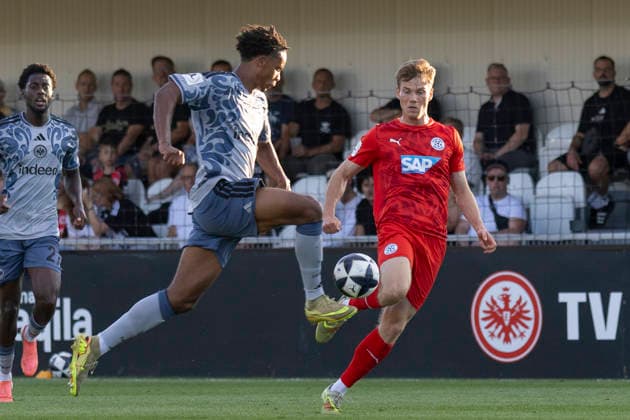 Regionalliga Südwest: Eintracht Frankfurt II - FC-Astoria Walldorf, 04.09.2026 Julian Etse (Eintracht Frankfurt II 4) klärt den Ball vor Felix Kendel (FC-Astoria Walldorf 11), Eintracht Frankfurt II - FC-Astoria Walldorf, Dreieich, Maxworx Sportpark, 4.9.2026 Copyright: xBEAUTIFULxSPORTS Gawlikx