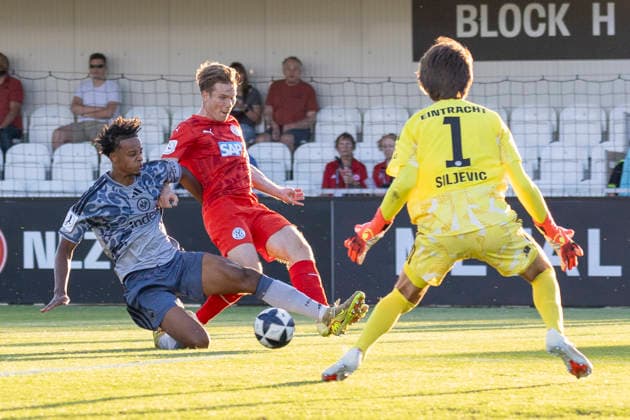 Regionalliga Südwest: Eintracht Frankfurt II - FC-Astoria Walldorf, 04.09.2026 Julian Etse (Eintracht Frankfurt II 4) klärt den Ball vor Felix Kendel (FC-Astoria Walldorf 11) und Amil Siljevic (Eintracht Frankfurt II 1) ist bereit für den Ball, Eintracht Frankfurt II - FC-Astoria Walldorf, Dreieich, Maxworx Sportpark, 4.9.2026 Copyright: xBEAUTIFULxSPORTS Gawlikx