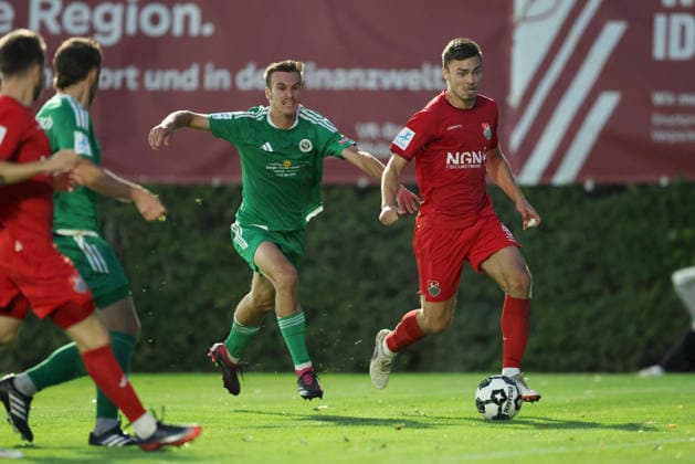 04.09.2026, Herren, Fussball, Saison 2026 2027, Regionalliga Bayern, 7. Spieltag: TSV Aubstadt - SpVgg Ansbach Lukas Oberseider ( 15, SpVgg Ansbach) und Max Grimm ( 9, TSV Aubstadt) Sulzfeld Schulstadion Aubstadt (NGN Arena) Bayern Deutschland