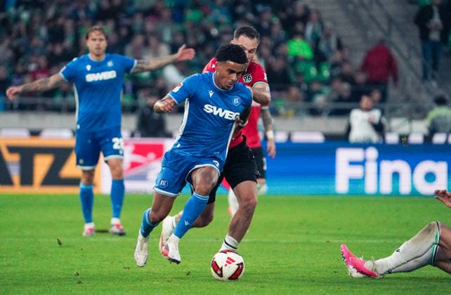Deutschland: Fussball 2.Bundesliga 2026 2027, 4. Spieltag - Hannover 96 vs Karlsruher SC - Heinz von Heiden Arena Stadion (Hannover): am Ball Kevin Wiethaup (Karlsruher SC, 7) *** Germany Soccer 2. Bundesliga 2026–2027, Matchday 4: Hannover 96 vs. Karlsruher SC at Heinz von Heiden Arena, Hannover; Kevin Wiethaup (Karlsruher SC), 7 Copyright: xAymanxAlahmedx