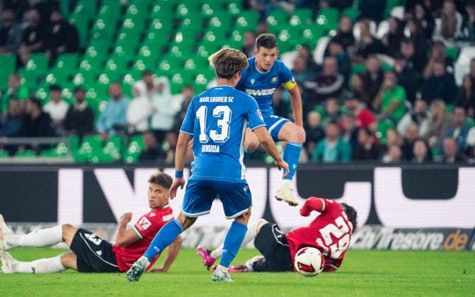 Deutschland: Fussball 2.Bundesliga 2026 2027, 4. Spieltag - Hannover 96 vs Karlsruher SC - Heinz von Heiden Arena Stadion (Hannover): Shio Fukuda (Karlsruher SC, 13) Marvin Wanitzek (Karlsruher SC, 10) *** Germany Soccer 2. Bundesliga 2026–2027, Matchday 4: Hannover 96 vs. Karlsruher SC, Heinz von Heiden Arena, Hannover; Shio Fukuda (Karlsruher SC), 13; Marvin Wanitzek (Karlsruher SC), 10 Copyright: xAymanxAlahmedx