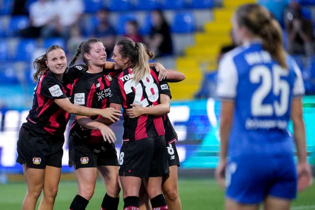 v.li.: Estrella Merino Gonzalez (B04, 10), Claudia Wenger (B04, 5), Torschützin Paulina Tomasiak (B04, 28), Justine Brandau (B04, 8), Spielerinnen von Bayer 04 Leverkusen, jubeln über das Tor zum 1:2, Jubel, Torjubel, Torerfolg, celebrate the goal, goal, celebration, jubelt ueber das Tor, Freuen, Freude, freut sich, optimistisch, positiv, Spielszene, Highlight, Action, Aktion, 04.09.2026, Sinsheim (Hoffenheim) (Deutschland), Fussball, Google Pixel Frauen-Bundesliga, TSG 1899 Hoffenheim - Bayer 04 Leverkusen, DFB DFL REGULATIONS PROHIBIT ANY USE OF PHOTOGRAPHS AS IMAGE SEQUENCES AND OR QUASI-VIDEO. *** From left: Estrella Merino Gonzalez B04, 10, Claudia Wenger B04, 5, Goal Scorer Paulina Tomasiak B04, 28, Justine Brandau B04, 8, Players from Bayer 04 Leverkusen celebrate the goal that made it 1–2, Celebration, goal celebration, scoring a goal, celebrate the goal, goal, celebration, celebrating the goal, rejoicing, joy, happy, optimistic, positive, game scene, highlight, action, 04 09 2026, Sinsheim, Hoffenheim, Germany, soccer, Google Pixel Women’s Bundesliga, TSG 1899 Hoffenheim vs. Bayer 04 Leverkusen, DFB and DFL regulations prohibit any use of photographs as image sequences and or quasi-video xozx