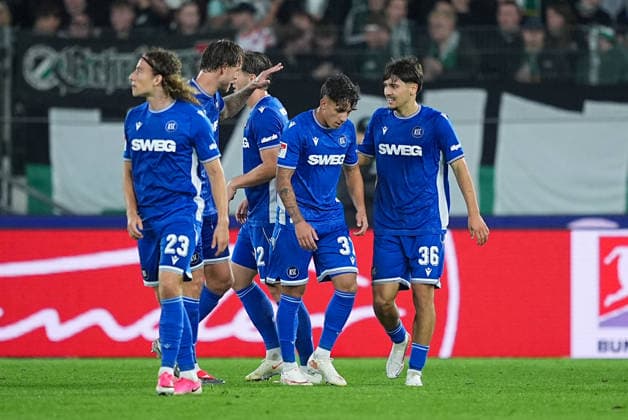 04.09.2026, xydrx, Herren, Fußball, 2.Bundesliga, Hannover 96 - Karlsruher SC, Saison 2026 2027, Heinz von Heiden Arena: Torjubel nach dem Tor zum 2:2 für den Karlsruher SC durch Torschütze Rafael Pinto Pedrosa (Karlsruher SC, 36) zusammen mit Danyal Zor (Karlsruher SC, 26) und Lilian Egloff (Karlsruher SC, 25) und Tim Civeja (Karlsruher SC, 23) DFB regulations prohibit any use of photographs as image sequences and or quasi-video. *** September 4, 2026, xydrx, Men s, Soccer, 2. Bundesliga, Hannover 96 vs. Karlsruher SC, 2026–2027 season, Heinz von Heiden Arena: Celebration after the 2–2 goal for Karlsruher SC by goal scorer Rafael Pinto Pedrosa (Karlsruher SC), 36, along with Danyal Zor (Karlsruher SC), 26, Lilian Egloff (Karlsruher SC), 25, and Tim Civeja (Karlsruher SC), 23. DFB regulations prohibit any use of photographs as image sequences and or quasi-video Copyright: HMBxMedia YannisxDreimann