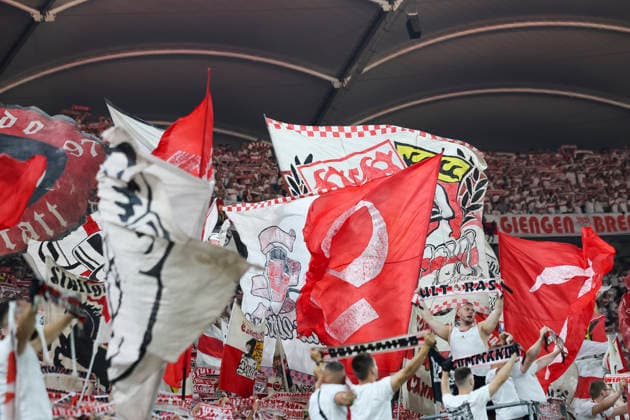 Zuschauer, Fans, Fahne , Deutschland, Fussball, 1. Bundesliga, 2.Spieltag, 2026 2027, VfB Stuttgart vs. 1.FC Köln, 04.09.2026, Stuttgart MHP Arena Deutschland *** Spectators, fans, flag, Germany, soccer, Bundesliga 1, Matchday 2, 2026–2027, VfB Stuttgart vs. 1. FC Köln, September 4, 2026, Stuttgart MHP Arena, Germany Copyright: xGrantxHubbsx