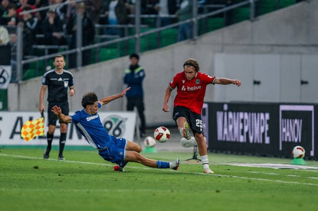 Deutschland: 2. Bundesliga 2026 - 2027, 4. Spieltag - Hannover 96 vs Karlsruher SC - Heinz von Heiden Arena (Hannover): Lars Gindorf (Hannover 96, 25) am Ball *** Germany 2. Bundesliga 2026–2027, Matchday 4: Hannover 96 vs. Karlsruher SC, Heinz von Heiden Arena, Hannover; Lars Gindorf, Hannover 96, No. 25 on the ball Copyright: xTomxLauruschkatx
