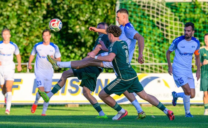 04.09.2026 - Fussball - Saison 2026 2027 - Regionalliga Bayern - 07. Spieltag: SC Eltersdorf SCE ( Quecken ) - FV Illertissen - - xwoxzix - Korbinian Stütz (4, SC Eltersdorf ) vor Elidon Qenaj Oenaj (9, FV Illertissen FVI )