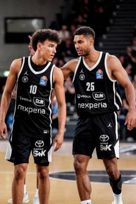 Deutschland: easyCredit BBL, Season Opener Veolia Towers Hamburg vs EWE Baskets Oldenburg Inselpark Arena (Hamburg): Kenneth Ogbe (Veolia Towers Hamburg, 25), Nelson Martin (Veolia Towers Hamburg, 10) Copyright: xStefanxTrochax