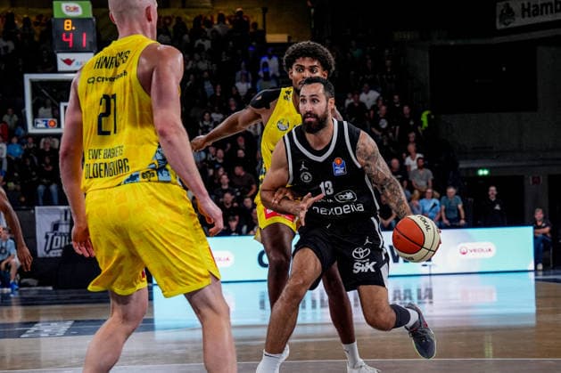 Deutschland: easyCredit BBL, Season Opener Veolia Towers Hamburg vs EWE Baskets Oldenburg Inselpark Arena (Hamburg): Martin Breunig (Veolia Towers Hamburg, 13), Joel Harms (EWE Baskets Oldenburg, 20), Seth Hinrichs (EWE Baskets Oldenburg, 21) Copyright: xStefanxTrochax