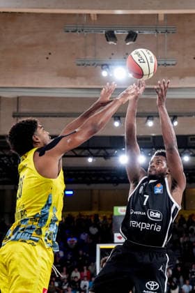 Deutschland: easyCredit BBL, Season Opener Veolia Towers Hamburg vs EWE Baskets Oldenburg Inselpark Arena (Hamburg): Trey Wade (Veolia Towers Hamburg, 7), Joel Harms (EWE Baskets Oldenburg, 20) Copyright: xStefanxTrochax