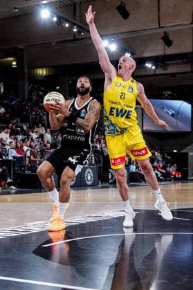 Deutschland: easyCredit BBL, Season Opener Veolia Towers Hamburg vs EWE Baskets Oldenburg Inselpark Arena (Hamburg): David Muenkat (Veolia Towers Hamburg, 55), Seth Hinrichs (EWE Baskets Oldenburg, 21) Copyright: xStefanxTrochax