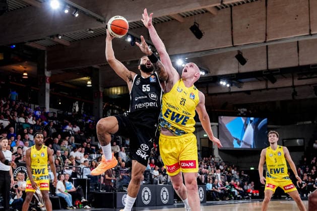 Deutschland: easyCredit BBL, Season Opener Veolia Towers Hamburg vs EWE Baskets Oldenburg Inselpark Arena (Hamburg): David Muenkat (Veolia Towers Hamburg, 55), Seth Hinrichs (EWE Baskets Oldenburg, 21), Jeremy Roach (EWE Baskets Oldenburg, 5), Zach Ensminger (EWE Baskets Oldenburg, 3) Copyright: xStefanxTrochax