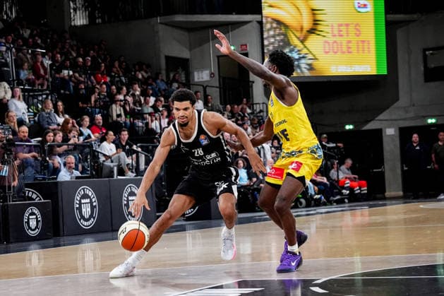 Deutschland: easyCredit BBL, Season Opener Veolia Towers Hamburg vs EWE Baskets Oldenburg Inselpark Arena (Hamburg): Mathys Kangudia (Veolia Towers Hamburg, 28), Ja Qualyn Gilbreath (EWE Baskets Oldenburg, 13) Copyright: xStefanxTrochax