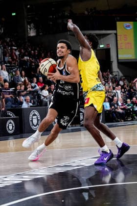 Deutschland: easyCredit BBL, Season Opener Veolia Towers Hamburg vs EWE Baskets Oldenburg Inselpark Arena (Hamburg): Mathys Kangudia (Veolia Towers Hamburg, 28), Ja Qualyn Gilbreath (EWE Baskets Oldenburg, 13) Copyright: xStefanxTrochax