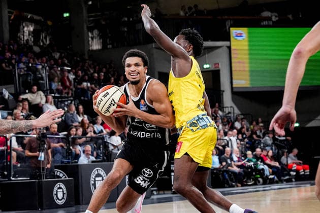Deutschland: easyCredit BBL, Season Opener Veolia Towers Hamburg vs EWE Baskets Oldenburg Inselpark Arena (Hamburg): Mathys Kangudia (Veolia Towers Hamburg, 28), Ja Qualyn Gilbreath (EWE Baskets Oldenburg, 13) Copyright: xStefanxTrochax