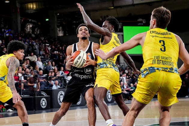 Deutschland: easyCredit BBL, Season Opener Veolia Towers Hamburg vs EWE Baskets Oldenburg Inselpark Arena (Hamburg): Mathys Kangudia (Veolia Towers Hamburg, 28), Tylan Pope (EWE Baskets Oldenburg, 9), Ja Qualyn Gilbreath (EWE Baskets Oldenburg, 13) Copyright: xStefanxTrochax
