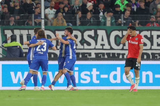 04.09.2026, xtgx, Fussball 2. Bundesliga, Hannover 96 - Karlsruher SC, v.l. Rafael Pinto Pedrosa (Karlsruhe, 36) Jubel, Torjubel, jubelt ueber das Tor, celebrate the goal, celebration, Hannover enttaeuscht, enttäuscht, schaut enttaeuscht, niedergeschlagen, disappointed (DFL DFB REGULATIONS PROHIBIT ANY USE OF PHOTOGRAPHS as IMAGE SEQUENCES and or QUASI-VIDEO) Hannover *** September 4, 2026, xtgx, Soccer 2. Bundesliga, Hannover 96 vs. Karlsruher SC, from left: Rafael Pinto Pedrosa (Karlsruhe), 36, celebrating, goal celebration, celebrating the goal, Hannover is disappointed, looks disappointed, dejected, disappointed DFL DFB REGULATIONS PROHIBIT ANY USE OF PHOTOGRAPHS as IMAGE SEQUENCES and or QUASI-VIDEO Hannover