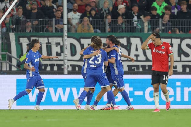 04.09.2026, xtgx, Fussball 2. Bundesliga, Hannover 96 - Karlsruher SC, v.l. Rafael Pinto Pedrosa (Karlsruhe, 36) Jubel, Torjubel, jubelt ueber das Tor, celebrate the goal, celebration, Hannover enttaeuscht, enttäuscht, schaut enttaeuscht, niedergeschlagen, disappointed (DFL DFB REGULATIONS PROHIBIT ANY USE OF PHOTOGRAPHS as IMAGE SEQUENCES and or QUASI-VIDEO) Hannover *** September 4, 2026, xtgx, Soccer 2. Bundesliga, Hannover 96 vs. Karlsruher SC, from left: Rafael Pinto Pedrosa (Karlsruhe), 36, celebrating, goal celebration, celebrating the goal, Hannover is disappointed, looks disappointed, dejected, disappointed DFL DFB REGULATIONS PROHIBIT ANY USE OF PHOTOGRAPHS as IMAGE SEQUENCES and or QUASI-VIDEO Hannover