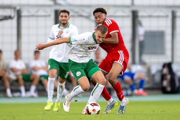 Jonathan Grimm 39 (VfB Eichstaett), Allen Junior Lambe 16 (FC Bayern Muenchen Amatuere), FC Bayern II vs. VfB Eichstaett, Fussball, Regionalliga Bayern, 7. Spieltag, 04.09.2026 DFB regulations prohibit any use of photographs as image sequences and or quasi-video Muenchen Bayern Deutschland