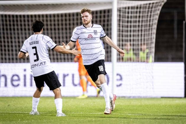 SSV Ulm 1846 Fußball vs. SGV Freiberg Heilbronn, Fussball, Regionalliga Südwest, 5. Spieltag, Donaustadion Ulm 04.09.26 Torjubel Jubel Freude nach Treffer Tor Torschuss zum 2:3 durch Steffen Meuer (SSV Ulm 1846 Fußball, 18). v.l. Alexandre Azevedo (SSV Ulm 1846 Fußball, 03), Steffen Meuer (SSV Ulm 1846 Fußball, 18) SSV Ulm 1846 Fußball vs. SGV Freiberg Heilbronn, Fussball, Regionalliga Südwest, 5. Spieltag, Donaustadion Ulm 04.09.26 Foto: Lucca Fundel Ulm Donaustadion Baden-Württemberg Deutschland