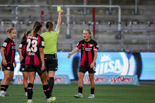 Deutschland: Fussball Saison 2026 2027 , Google Pixel Frauen-Bundesliga , 3. Spieltag , TSG 1899 Hoffenheim Frauen vs. Bayer 04 Leverkusen Frauen - Dietmar-Hopp-Stadion (Hoffenheim) : Naemi Breier (Schiedsrichterin, Unparteiische) zeigt Sofie Zdebel (Bayer 04 Leverkusen, 16) die gelbe Karte Hoffenheim Dietmar-Hopp-Stadion Deutschland Germany *** Germany Soccer Season 2026–2027, Google Pixel Women s Bundesliga, Matchday 3, TSG 1899 Hoffenheim Women vs. Bayer 04 Leverkusen Women, Dietmar Hopp Stadium, Hoffenheim; Naemi Breier, referee, shows Sofie Zdebel of Bayer 04 Leverkusen a yellow card, Hoffenheim, Dietmar Hopp Stadium, Germany Copyright: xBennetxLongx