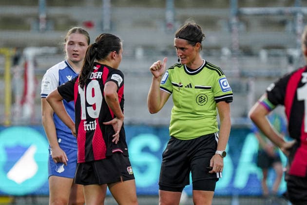 Deutschland: Fussball Saison 2026 2027 , Google Pixel Frauen-Bundesliga , 3. Spieltag , TSG 1899 Hoffenheim Frauen vs. Bayer 04 Leverkusen Frauen - Dietmar-Hopp-Stadion (Hoffenheim) : Naemi Breier (Schiedsrichterin, Unparteiische) diskutiert mit Loreen Bender (Bayer 04 Leverkusen, 19) Geste, Gestik, Emotion Hoffenheim Dietmar-Hopp-Stadion Deutschland Germany *** Germany Soccer Season 2026–2027, Google Pixel Women s Bundesliga, Matchday 3, TSG 1899 Hoffenheim Women vs. Bayer 04 Leverkusen Women, Dietmar Hopp Stadium, Hoffenheim; Naemi Breier, referee, discusses with Loreen Bender of Bayer 04 Leverkusen, 19 Gesture, Body Language, Emotion, Hoffenheim, Dietmar Hopp Stadium, Germany Copyright: xBennetxLongx
