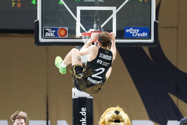 04.09.2026, xgox, Basketball - Testspiel Basketball Loewen Braunschweig - Bamberg Baskets emspor, v.l. Benjamin Schröder (Braunschweig, 2) hängt am Korb Braunschweig