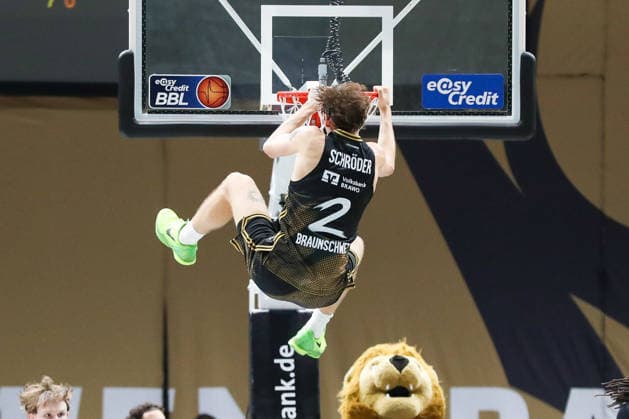 04.09.2026, xgox, Basketball - Testspiel Basketball Loewen Braunschweig - Bamberg Baskets emspor, v.l. Benjamin Schröder (Braunschweig, 2) hängt am Korb Braunschweig *** September 4, 2026, xgox, Basketball Exhibition Game: Basketball, Loewen Braunschweig vs. Bamberg Baskets, emspor, from left: Benjamin Schröder (Braunschweig), 2 hanging from the basket (Braunschweig)