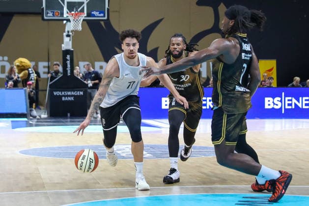 04.09.2026, xgox, Basketball - Testspiel Basketball Loewen Braunschweig - Bamberg Baskets emspor, v.l. Joshua Obiesie (Bamberg, 77), Chip Flanigan (Braunschweig, 30) Zweikampf, Duell, Kampf, tackle Braunschweig