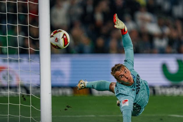 Deutschland: 2. Bundesliga 2026 - 2027, 4. Spieltag - Hannover 96 vs Karlsruher SC - Heinz von Heiden Arena (Hannover): Hans Christian Bernat (Karlsruher SC, 1) hält einen Freistoss in der Nachspielzeit *** Germany, 2. Bundesliga 2026–2027, Matchday 4: Hannover 96 vs. Karlsruher SC at Heinz von Heiden Arena in Hannover; Hans Christian Bernat of Karlsruher SC saves a free kick in stoppage time Copyright: xTomxLauruschkatx