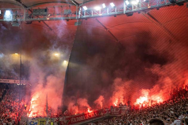 Bengalos, pyrotechnics, Rauch steigt auf im Kölner Fanblock. xettx, Deutschland, Stuttgart, 04.09.2026, Fussball, Bundesliga: VfB Stuttgart vs 1. FC Koeln, Saison 2026 2027, 2. Spieltag, MHP Arena DFL DFB REGULATIONS PROHIBIT ANY USE OF PHOTOGRAPHS AS IMAGE SEQUENCES AND OR QUASI-VIDEO. *** Flares, pyrotechnics, smoke rising from the Cologne fan section xettx, Germany, Stuttgart, September 4, 2026, Soccer, Bundesliga: VfB Stuttgart vs. 1. FC Köln, 2026–2027 season, Matchday 2, MHP Arena. DFL and DFB regulations prohibit any use of photographs as image sequences and or quasi-video.