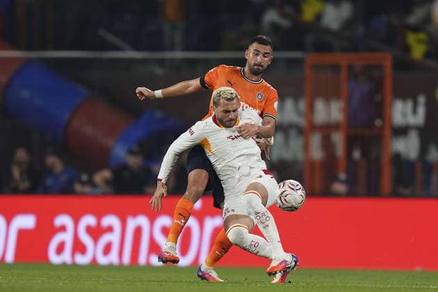 Istanbul Basaksehir v Galatasaray - Turkish Super Lig ISTANBUL, TURKIYE - SEPTEMBER 4: Baris Alper Yilmaz (53) of Galatasaray in action against Emin bayram (23) of Basaksehir during the Turkish Super Lig 4th week football match between Istanbul Basaksehir and Galatasaray at Basaksehir Fatih Terim Stadium in Istanbul, Turkiye on September 4, 2026. Bunyamin Celik Anadolu Istanbul Turkey. Editorial use only. Please get in touch for any other usage.  Copyright: x2026xAnadoluxBunyaminxCelikx