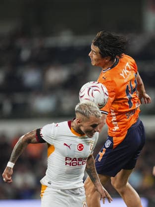 Istanbul Basaksehir v Galatasaray - Turkish Super Lig ISTANBUL, TURKIYE - SEPTEMBER 4: Lucas Torreira (34) of Galatasaray in action against Eldor Shomurodov (14) of Basaksehir during the Turkish Super Lig 4th week football match between Istanbul Basaksehir and Galatasaray at Basaksehir Fatih Terim Stadium in Istanbul, Turkiye on September 4, 2026. Bunyamin Celik Anadolu Istanbul Turkey. Editorial use only. Please get in touch for any other usage.  Copyright: x2026xAnadoluxBunyaminxCelikx