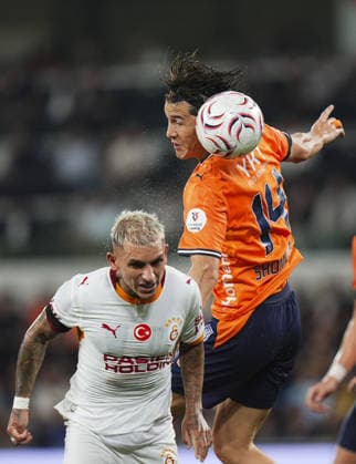 Istanbul Basaksehir v Galatasaray - Turkish Super Lig ISTANBUL, TURKIYE - SEPTEMBER 4: Lucas Torreira (34) of Galatasaray in action against Eldor Shomurodov (14) of Basaksehir during the Turkish Super Lig 4th week football match between Istanbul Basaksehir and Galatasaray at Basaksehir Fatih Terim Stadium in Istanbul, Turkiye on September 4, 2026. Bunyamin Celik Anadolu Istanbul Turkey. Editorial use only. Please get in touch for any other usage.  Copyright: x2026xAnadoluxBunyaminxCelikx