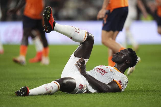 Istanbul Basaksehir v Galatasaray - Turkish Super Lig ISTANBUL, TURKIYE - SEPTEMBER 4: Davinson Sanchez (6) of Galatasaray injures during the Turkish Super Lig 4th week football match between Istanbul Basaksehir and Galatasaray at Basaksehir Fatih Terim Stadium in Istanbul, Turkiye on September 4, 2026. Bunyamin Celik Anadolu Istanbul Turkey. Editorial use only. Please get in touch for any other usage.  Copyright: x2026xAnadoluxBunyaminxCelikx