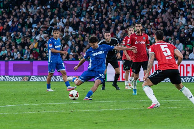 Hannover, Deutschland 04. September 2026: 2. BL - 2026 2027 - Sp. 4 - Hannover 96 gegen Karlsruher SC Im Bild: Louey Ben Farhat (KSC) DFL DFB regulations prohibit any use of photographs as image sequences and or quasi-video Heinz von Heiden Arena Niedersachsen *** Hanover, Germany, September 4, 2026, 2nd Bundesliga 2026–2027, Matchday 4: Hannover 96 vs. Karlsruher SC. Pictured: Louey Ben Farhat (KSC). DFL and DFB regulations prohibit any use of photographs as image sequences and or quasi-video. Heinz von Heiden Arena, Lower Saxony Copyright: xFotostandx xKruczynskix