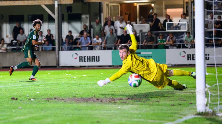 04.09.2026 - Fussball - Saison 2026 2027 - Regionalliga Bayern - 07. Spieltag: SC Eltersdorf SCE ( Quecken ) - FV Illertissen - - xwoxzix - Calvin Sengül (11, SC Eltersdorf ) erzielt Treffer Tor Torschuß zum 3:0 gegen Daniel Adamczyk (1, FV Illertissen FVI )