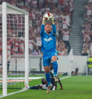Im Bild: Torwart Marvin Schwaebe (1. FC Koeln, 1) sichert den Ball nach dem Lattentreffer von Josha Vagnoman (VfB Stuttgart, 4) 04.09.2026, VfB Stuttgart - 1. FC Koeln, 1. Bundesliga, 2. Spieltag, Deutschland, Stuttgart, MHP Arena, DFL REGULATIONS PROHIBIT ANY USE OF PHOTOGRAPHS AS IMAGE SEQUENCES AND OR QUASI-VIDEO. *** Pictured: Goalkeeper Marvin Schwaebe of 1. FC Köln, 1, secures the ball after Josha Vagnoman of VfB Stuttgart hits the crossbar, 4 09 2026, VfB Stuttgart vs. 1. FC Köln, Bundesliga, Matchday 2, Germany, Stuttgart, MHP Arena. DFL regulations prohibit any use of photographs as image sequences and or quasi-video. Copyright: HMBxMedia xJulienxBecker