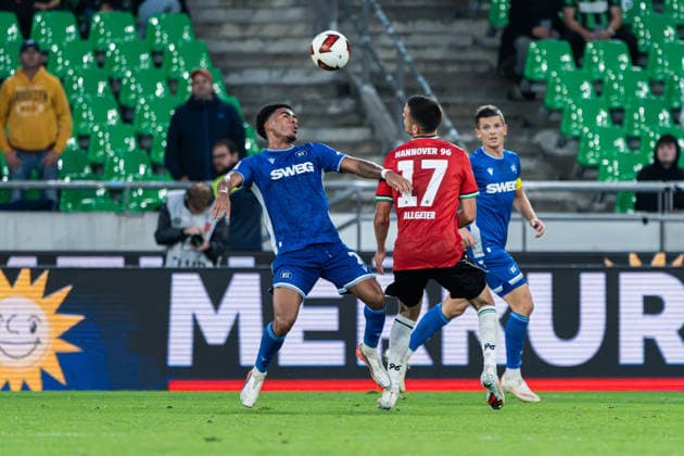 Hannover, Deutschland 04. September 2026: 2. BL - 2026 2027 - Sp. 4 - Hannover 96 gegen Karlsruher SC Im Bild: v. li. im Zweikampf Kevin Wiethaup (KSC) und Bastian Allgeier (H96) DFL DFB regulations prohibit any use of photographs as image sequences and or quasi-video Heinz von Heiden Arena Niedersachsen *** Hanover, Germany September 4, 2026 2. Bundesliga 2026–2027 Matchday 4 Hannover 96 vs. Karlsruher SC Pictured from left: Kevin Wiethaup (KSC) and Bastian Allgeier (H96) in a tackle DFL and DFB regulations prohibit any use of photographs as image sequences and or quasi-video at the Heinz von Heiden Arena in Lower Saxony Copyright: xFotostandx xKruczynskix