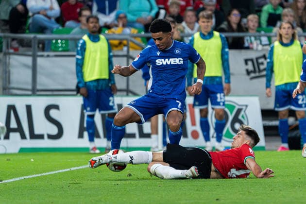 Hannover, Deutschland 04. September 2026: 2. BL - 2026 2027 - Sp. 4 - Hannover 96 gegen Karlsruher SC Im Bild: v. li. im Zweikampf Kevin Wiethaup (KSC) und Franz Roggow (H96) DFL DFB regulations prohibit any use of photographs as image sequences and or quasi-video Heinz von Heiden Arena Niedersachsen *** Hanover, Germany September 4, 2026 2. Bundesliga 2026–2027 Matchday 4: Hannover 96 vs. Karlsruher SC Pictured from left: Kevin Wiethaup (KSC) and Franz Roggow (H96) in a tackle. DFL and DFB regulations prohibit any use of photographs as image sequences and or quasi-video Heinz von Heiden Arena, Lower Saxony Copyright: xFotostandx xKruczynskix