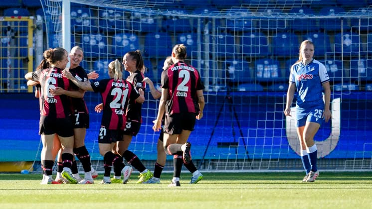 Spielerinnen von Bayer 04 Leverkusen, jubeln über das Tor zum 0:1, Jubel, Torjubel, Torerfolg, celebrate the goal, goal, celebration, jubelt ueber das Tor, Freuen, Freude, freut sich, optimistisch, positiv, Spielszene, Highlight, Action, Aktion, 04.09.2026, Sinsheim (Hoffenheim) (Deutschland), Fussball, Google Pixel Frauen-Bundesliga, TSG 1899 Hoffenheim - Bayer 04 Leverkusen, DFB DFL REGULATIONS PROHIBIT ANY USE OF PHOTOGRAPHS AS IMAGE SEQUENCES AND OR QUASI-VIDEO. *** Bayer 04 Leverkusen players celebrate the 0–1 goal, Celebration, goal celebration, scoring a goal, celebrating the goal, goal, celebration, cheering the goal, joy, happiness, happy, optimistic, positive, game scene, highlight, action, 04 09 2026, Sinsheim, Hoffenheim, Germany, soccer, Google Pixel Women’s Bundesliga, TSG 1899 Hoffenheim vs. Bayer 04 Leverkusen, DFB and DFL regulations prohibit any use of photographs as image sequences and or quasi-video xozx