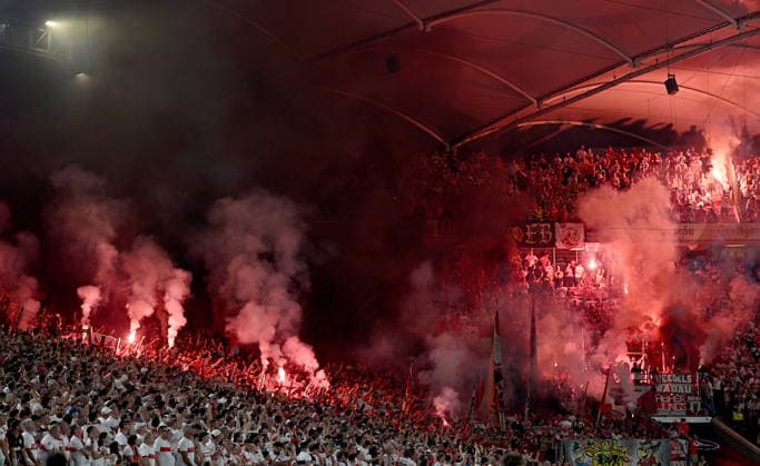 Fussball 1. Bundesliga Saison 2026 2027 2. Spieltag 04.09.2026 VfB Stuttgart - 1. FC Koeln Im 1. FC Koeln Fanblock, Hools, Ultras, Fans mit Pyro, Rauchbomben, Die MHP Arena brennt, Raketen auf dem Spielfeld *** Soccer, Bundesliga 1, 2026–2027 Season, Matchday 2, September 4, 2026: VfB Stuttgart 1–FC Cologne. In the FC Cologne fan section: hooligans, ultras, fans with pyrotechnics and smoke bombs, The MHP Arena is on fire; flares on the field