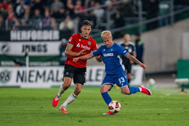 Deutschland: 2. Bundesliga 2026 - 2027, 4. Spieltag - Hannover 96 vs Karlsruher SC - Heinz von Heiden Arena (Hannover): Viktor Bergh (Karlsruher SC, 33) am Ball *** Germany 2. Bundesliga 2026–2027, Matchday 4: Hannover 96 vs. Karlsruher SC at Heinz von Heiden Arena in Hannover; Viktor Bergh (Karlsruher SC), No. 33 in possession Copyright: xTomxLauruschkatx
