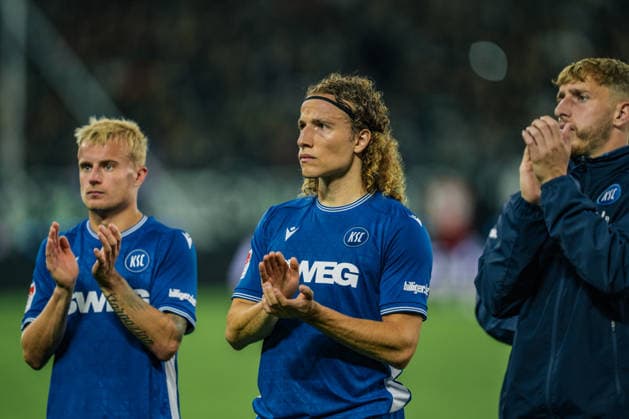 Deutschland: 2. Bundesliga 2026 - 2027, 4. Spieltag - Hannover 96 vs Karlsruher SC - Heinz von Heiden Arena (Hannover): Tim Civeja (Karlsruher SC, 23) Abpfiff, Freude, Emotionen, nach dem Spiel *** Germany, 2. Bundesliga, 2026–2027, Matchday 4: Hannover 96 vs. Karlsruher SC, Heinz von Heiden Arena, Hannover; Tim Civeja (Karlsruher SC), 23 —Final whistle, joy, emotions, post-game Copyright: xTomxLauruschkatx