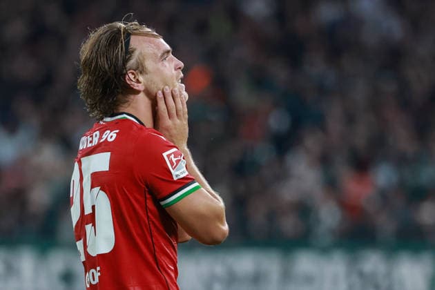 2. Bundesliga - Hannover 96 - Karlsruher SC am 04.09.2026 in der Heinz von Heiden Arena in Hannover Lars Gindorf (Hannover 25) unzufrieden, enttäuscht, enttaeuscht, niedergeschlagen *** 2. Bundesliga: Hannover 96 vs. Karlsruher SC on September 4, 2026, at the Heinz von Heiden Arena in Hannover; Lars Gindorf; Hannover 25: dissatisfied, disappointed, dejected MH