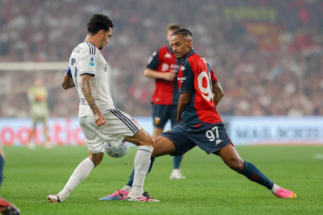 GenoaÕs Djibril Sow fights for the ball with ComoÕs Lucas Da Cunha during the Serie A soccer match between Genoa and Como at the Luigi Ferraris Stadium in Genoa, Italy - Friday, September 04, 2026. - Soccer .  Copyright: xTanoxPecoraro LaPressex