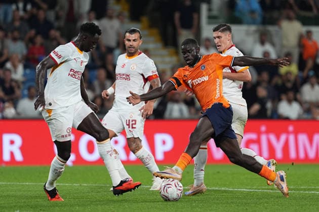 Istanbul Basaksehir v Galatasaray - Turkish Super Lig ISTANBUL, TURKIYE - SEPTEMBER 4: Olivier Kemen (R) of Istanbul Basaksehir in action against Davinson Sanchez (6) of Galatasaray during the Turkish Super Lig 4th week football match between Istanbul Basaksehir and Galatasaray at Basaksehir Fatih Terim Stadium in Istanbul, Turkiye on September 4, 2026. Adem Kutucu Anadolu Istanbul Turkey. Editorial use only. Please get in touch for any other usage.  Copyright: x2026xAnadoluxAdemxKutucux