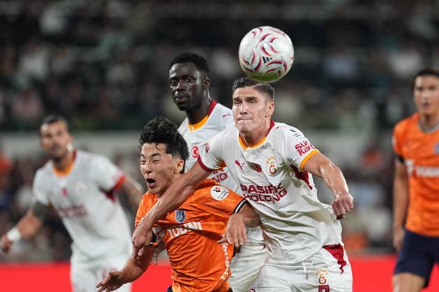 Istanbul Basaksehir v Galatasaray - Turkish Super Lig ISTANBUL, TURKIYE - SEPTEMBER 4: Abbosbek Fayzullaev (L) of Istanbul Basaksehir in action against Roland Sallai (R) of Galatasaray during the Turkish Super Lig 4th week football match between Istanbul Basaksehir and Galatasaray at Basaksehir Fatih Terim Stadium in Istanbul, Turkiye on September 4, 2026. Adem Kutucu Anadolu Istanbul Turkey. Editorial use only. Please get in touch for any other usage.  Copyright: x2026xAnadoluxAdemxKutucux
