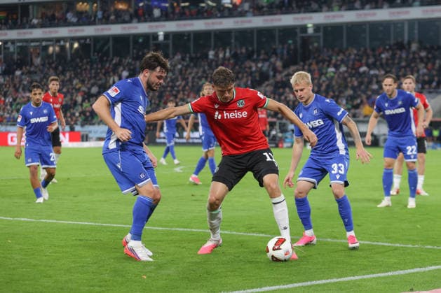04.09.2026, xtgx, Fussball 2. Bundesliga, Hannover 96 - Karlsruher SC, v.l. Lilian Egloff (Karlsruhe, 25), Benedikt Pichler (Hannover, 11), Viktor Bergh (Karlsruhe, 33) Zweikampf, Duell, Kampf, tackle (DFL DFB REGULATIONS PROHIBIT ANY USE OF PHOTOGRAPHS as IMAGE SEQUENCES and or QUASI-VIDEO) Hannover *** September 4, 2026, xtgx, Soccer 2. Bundesliga, Hannover 96 vs. Karlsruher SC, from left: Lilian Egloff (Karlsruhe), 25, Benedikt Pichler, Hannover, 11, Viktor Bergh, Karlsruhe, 33, duel, battle, tackle. DFL and DFB regulations prohibit any use of photographs as image sequences and or quasi-video. Hannover