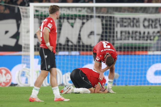 04.09.2026, xtgx, Fussball 2. Bundesliga, Hannover 96 - Karlsruher SC, v.l. Franz Roggow (Hannover, 13), Boris Tomiak (Hannover, 3) enttaeuscht, enttäuscht, schaut enttaeuscht, niedergeschlagen, disappointed (DFL DFB REGULATIONS PROHIBIT ANY USE OF PHOTOGRAPHS as IMAGE SEQUENCES and or QUASI-VIDEO) Hannover *** September 4, 2026, xtgx, Soccer 2. Bundesliga, Hannover 96 vs. Karlsruher SC, from left: Franz Roggow (Hannover), 13, Boris Tomiak, Hannover, 3, disappointed, looks disappointed, dejected, disappointed. DFL and DFB regulations prohibit any use of photographs as image sequences and or quasi-video. Hannover