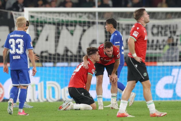 04.09.2026, xtgx, Fussball 2. Bundesliga, Hannover 96 - Karlsruher SC, v.l. Franz Roggow (Hannover, 13), Boris Tomiak (Hannover, 3) enttaeuscht, enttäuscht, schaut enttaeuscht, niedergeschlagen, disappointed (DFL DFB REGULATIONS PROHIBIT ANY USE OF PHOTOGRAPHS as IMAGE SEQUENCES and or QUASI-VIDEO) Hannover *** September 4, 2026, xtgx, Soccer 2. Bundesliga, Hannover 96 vs. Karlsruher SC, from left: Franz Roggow (Hannover), 13, Boris Tomiak, Hannover, 3, disappointed, looks disappointed, dejected, disappointed. DFL and DFB regulations prohibit any use of photographs as image sequences and or quasi-video. Hannover